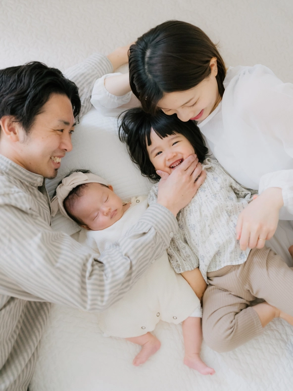 親子4人で寝転ぶ写真